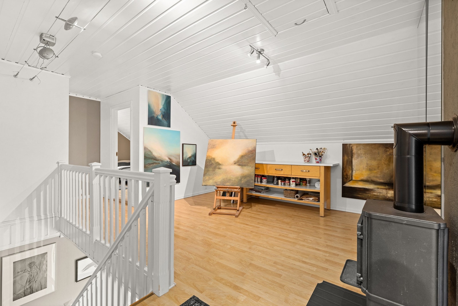Loftsstue med fin plass til lekeplass for barna eller hjemmekontor eller hobbyareale. Peisovn er kjekt for effektiv oppvarming ved behov. Galleribilde