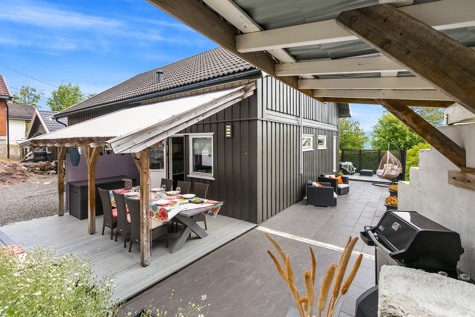 Ved den overbygde uteplassen med adkomst fra stua er det også laget en koselig overbygg hvor grill mm kan trakteres Galleribilde