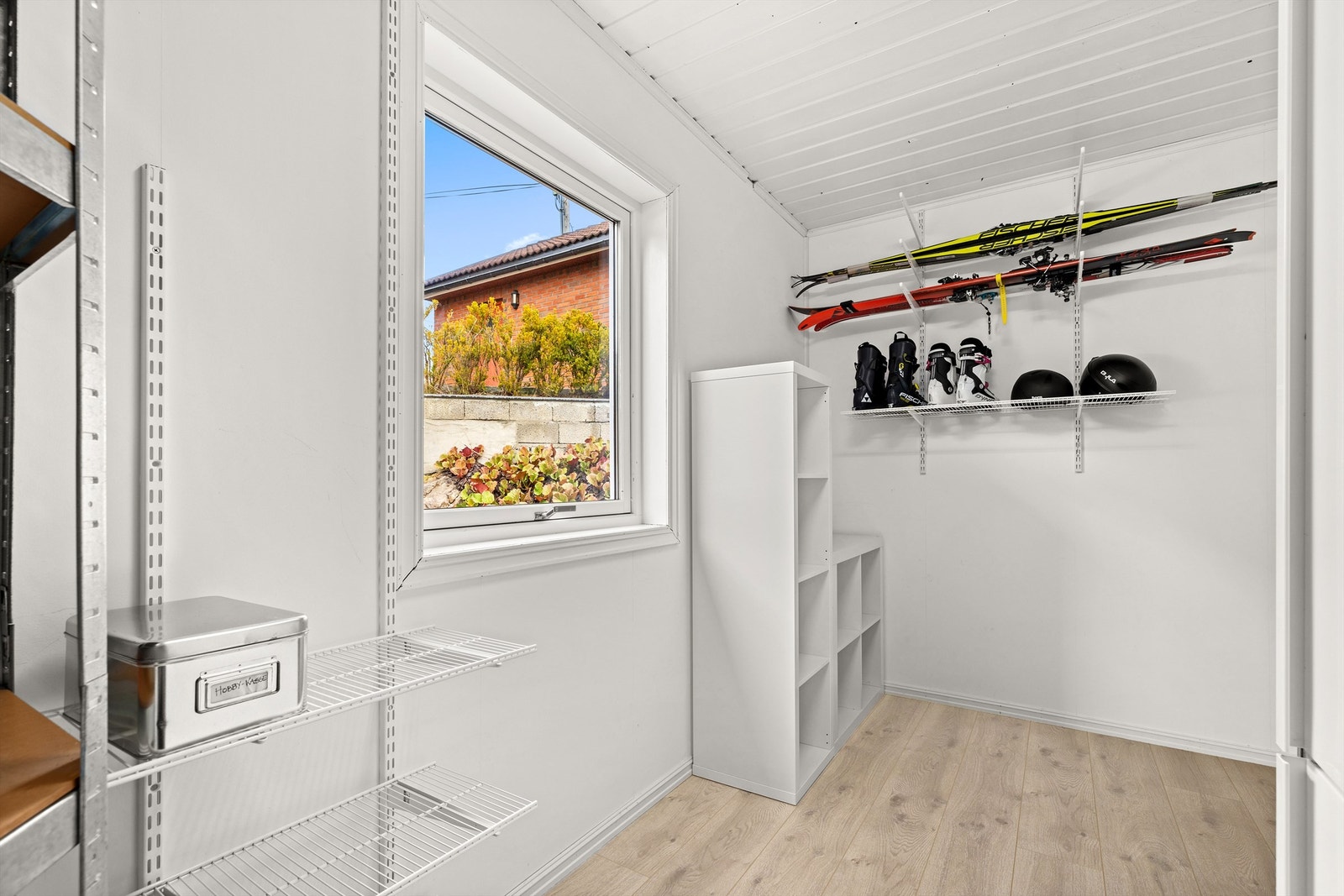 Fra kjøkken er det inngang til en praktisk bod med fin lagringsplass Galleribilde
