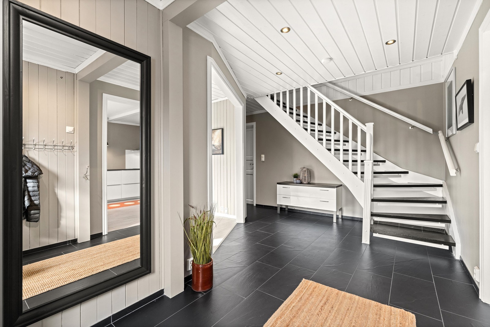 Entré/gang har også trapp opp til 2 etg. Galleribilde