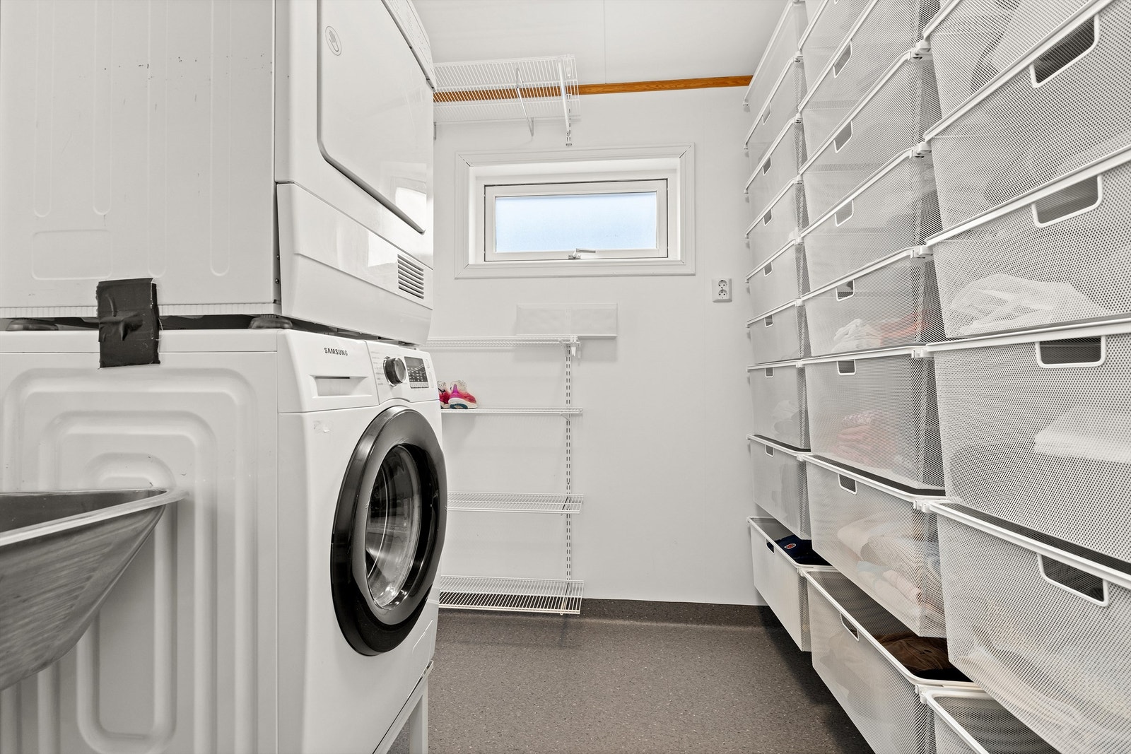 Innenfor badet i 1 etg ligger vaskerommet med praktisk innredning til tøy og vask Galleribilde
