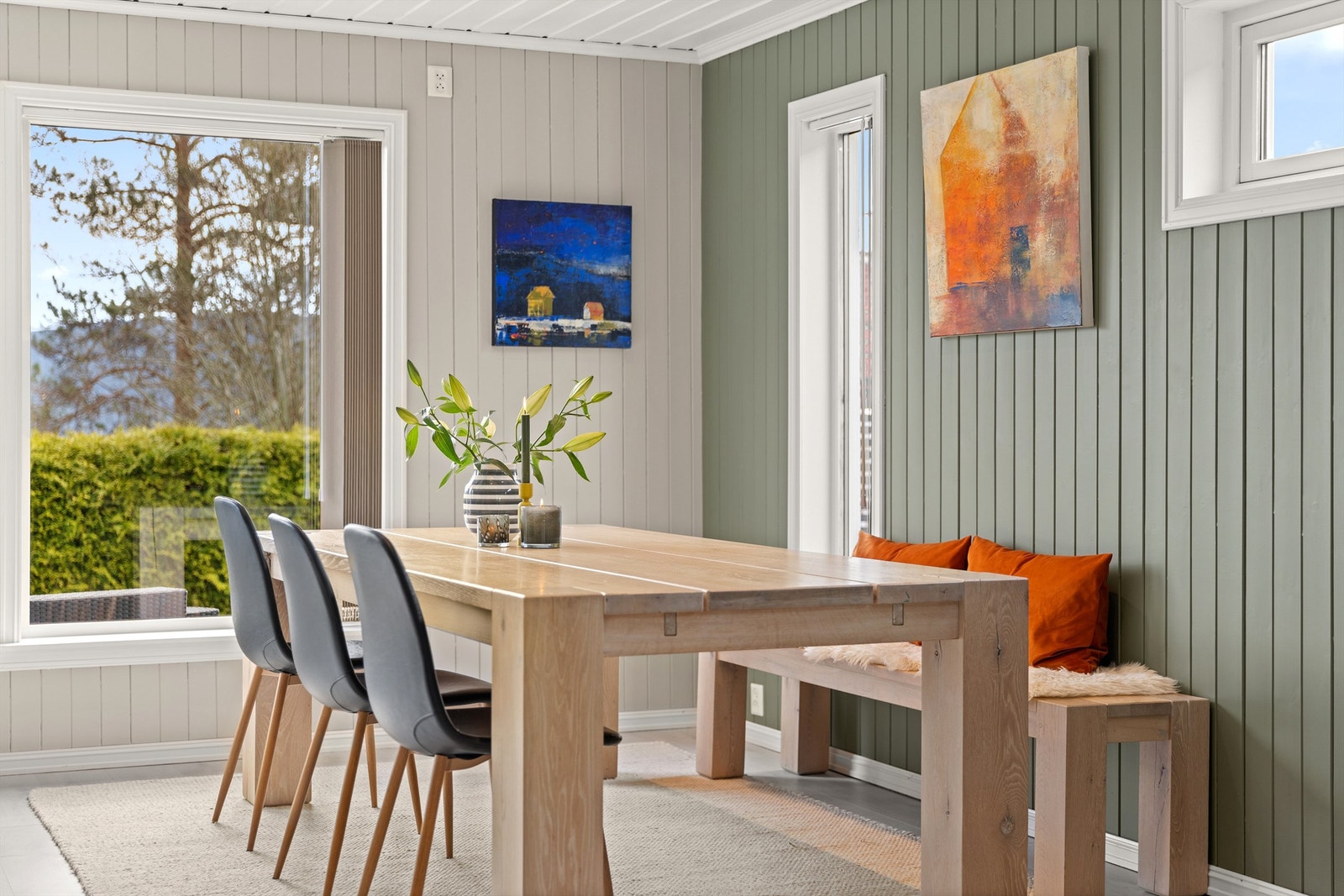Spiseplassen har fint lysinnfall fra store vinduer Galleribilde