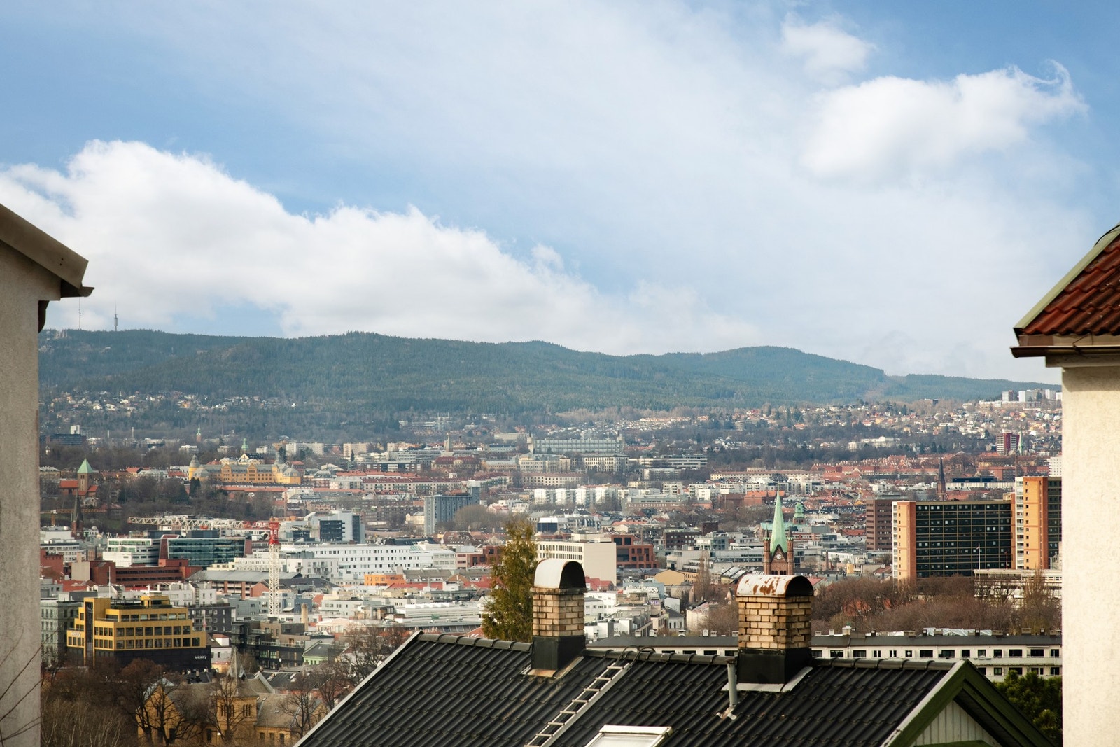 Fra stuen får du et hyggelig utsyn mot Oslo by mellom nabobyggene. Galleribilde