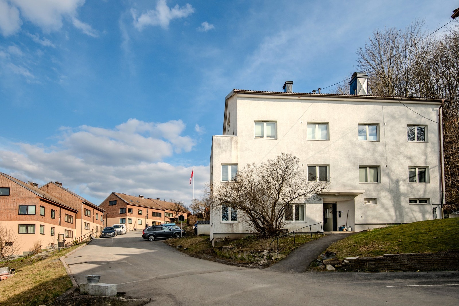 Borettslaget har parkeringsplasser til leie/kjøp etter ansiennitet. Galleribilde