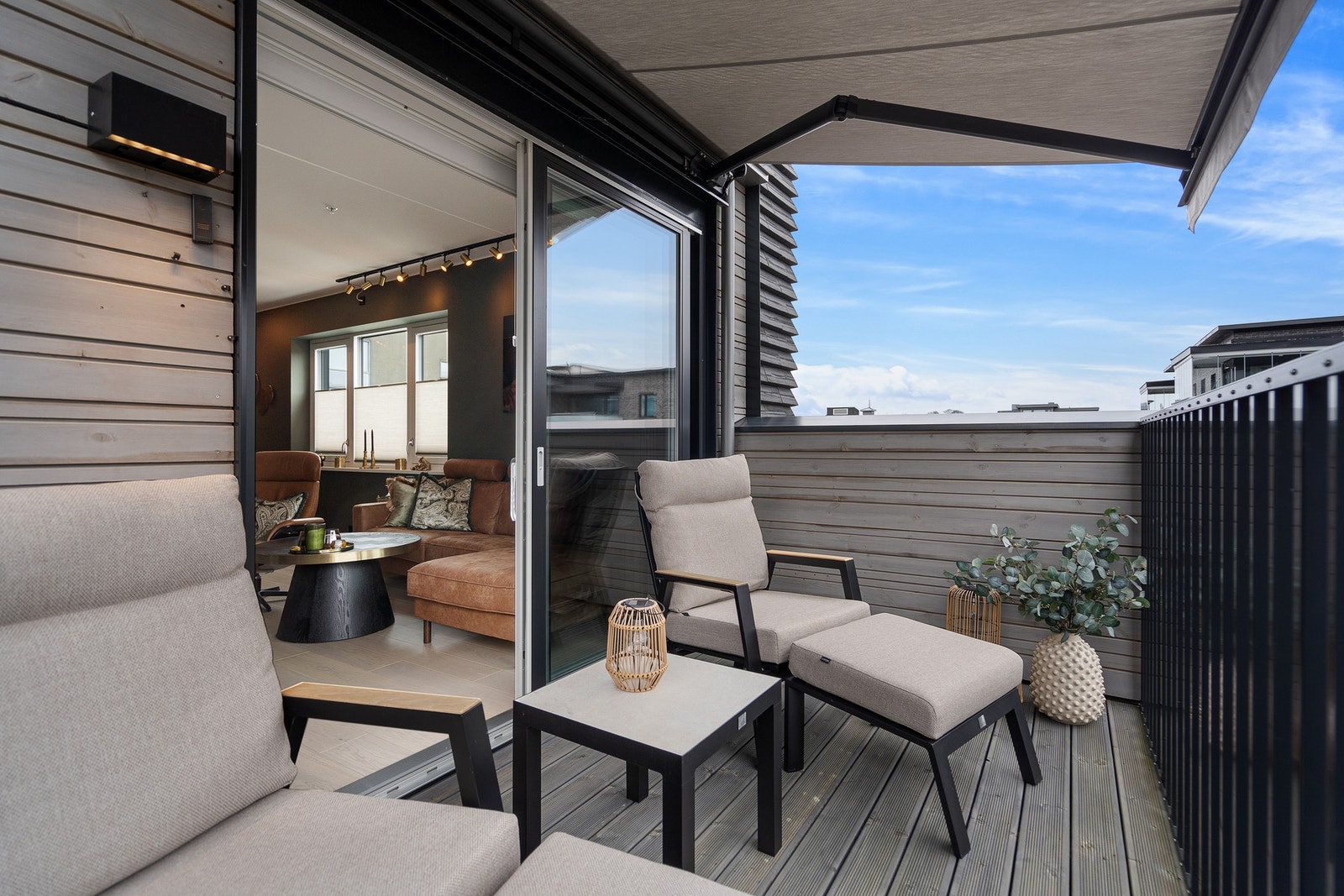 Trivsel og hygge på balkongen Galleribilde