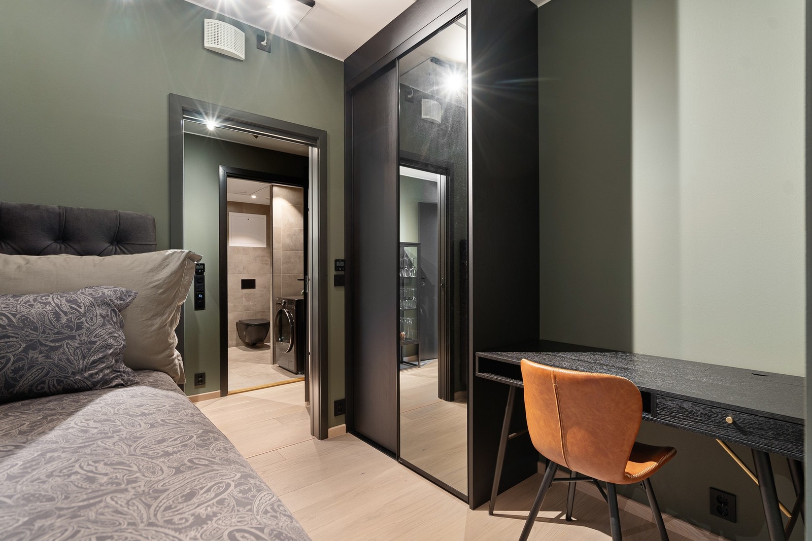 Soverom 2 har også skyvedørsgarderobe Galleribilde