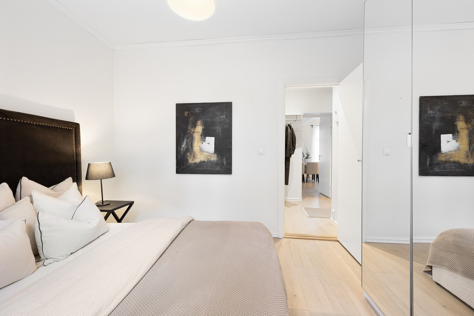 Hovedsoverommet har adkomst fra gangen og god plass til dobbeltseng. Galleribilde