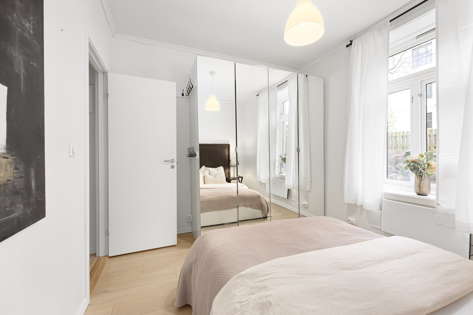 En hel vegg med garderobeskap gir rikelig med oppbevaringsplass. Galleribilde
