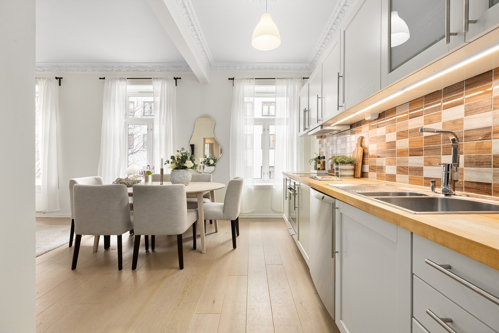 Spiseplassen er naturlig integrert med kjøkkenet, perfekt for måltider og sosialt samvær. Galleribilde