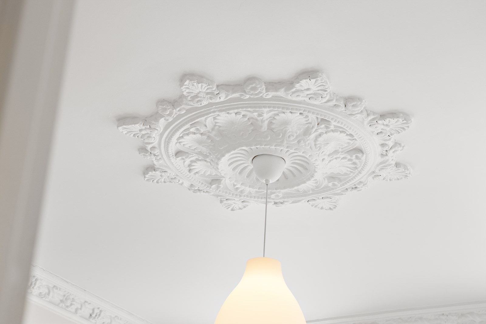 En detaljert takrosett understreker bygårdens klassiske preg fra byggeåret 1894. Galleribilde