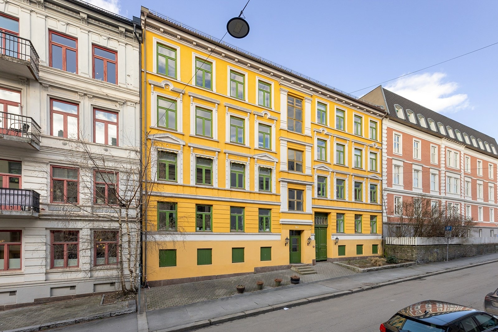 Bygården er en del av den klassiske kvartalsbebyggelsen på Majorstuen. Galleribilde
