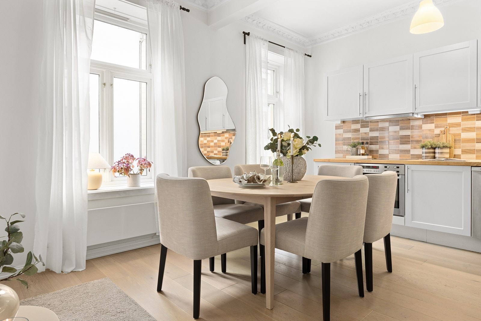 God plass til en hyggelig spisesone i tilknytning til både stue og kjøkken. Galleribilde