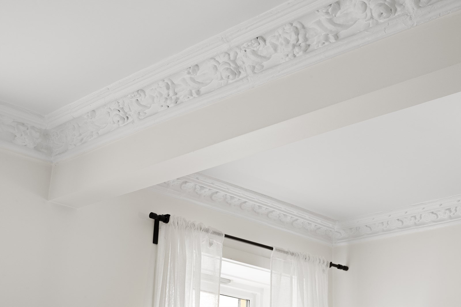 Den originale stukkaturen er bevart og rammer inn rommet på en elegant måte. Galleribilde