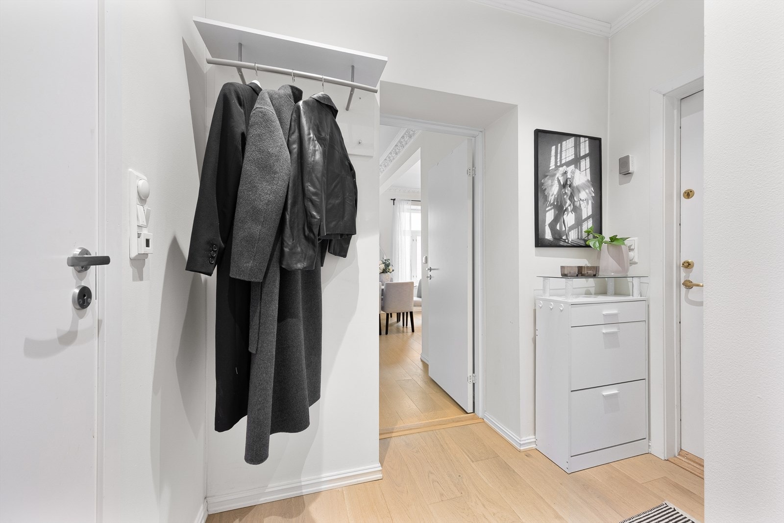Det er god plass til oppbevaring av yttertøy og sko. Galleribilde