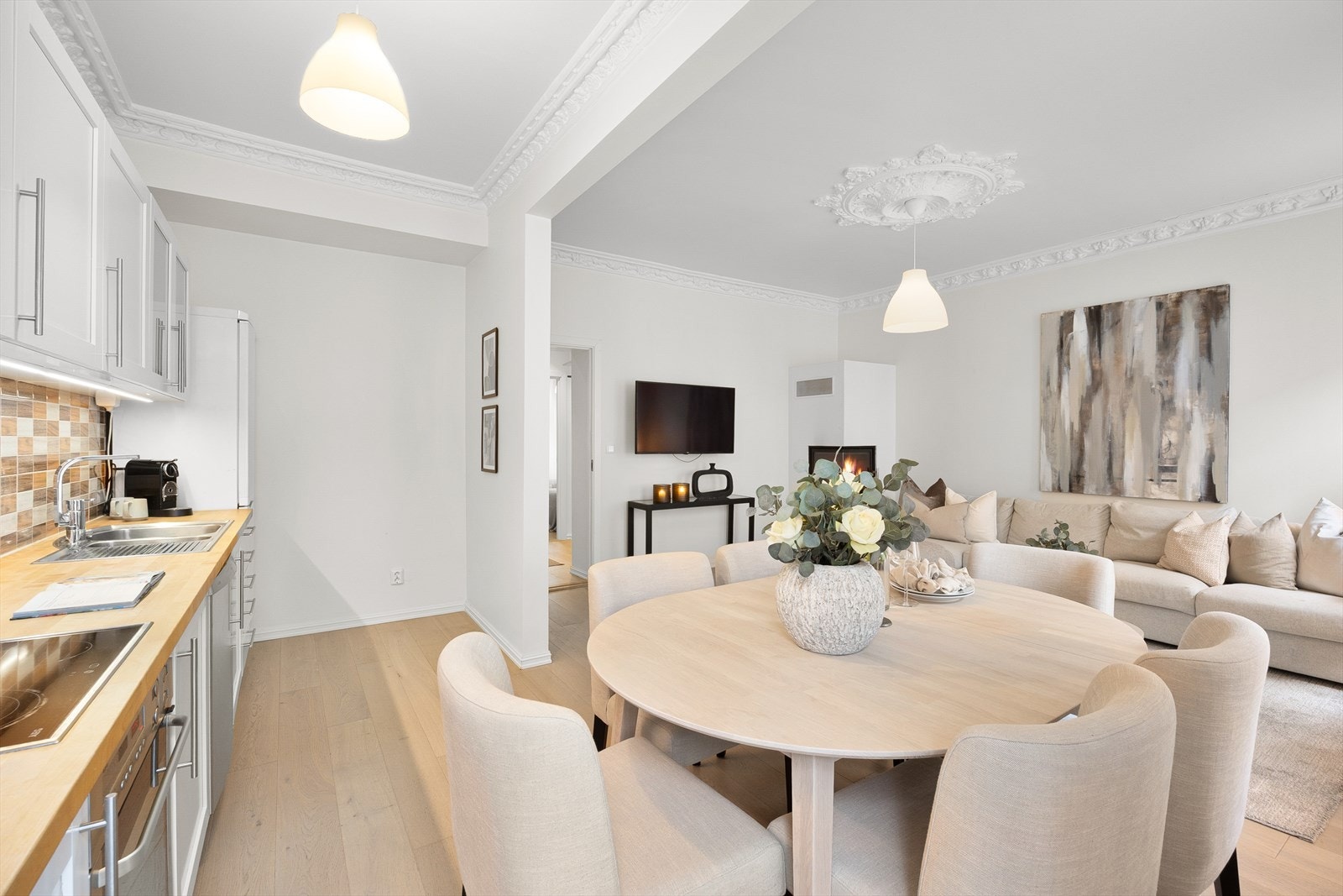 Den åpne løsningen gir fleksible møbleringsmuligheter for både sofagruppe og spisebord. Galleribilde