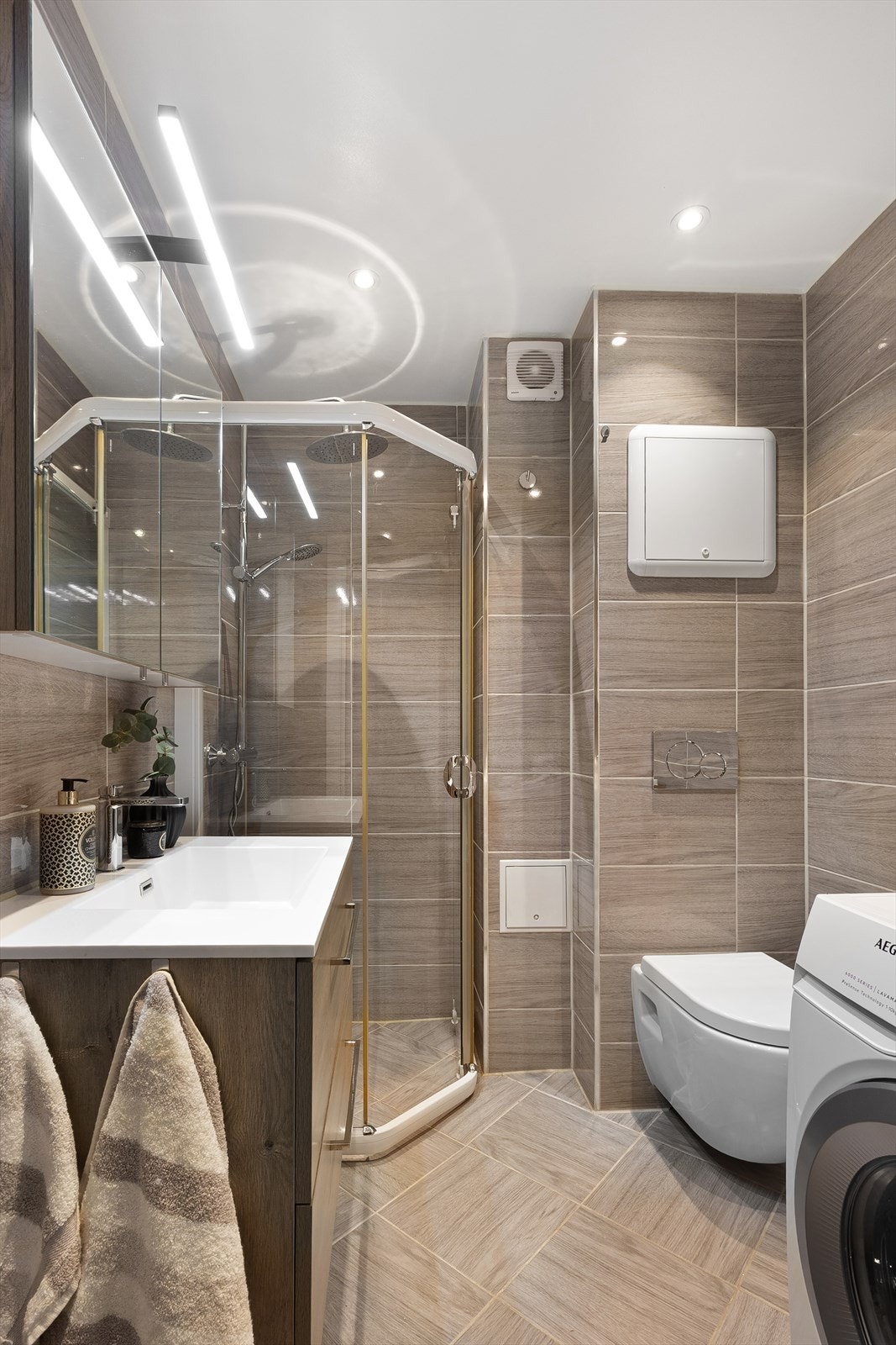 Badet ble helhetlig oppgradert i 2020 med flislagte overflater, elektriske varmekabler og downlights i himlingen. Her er det også opplegg for vaskemaskin. Galleribilde