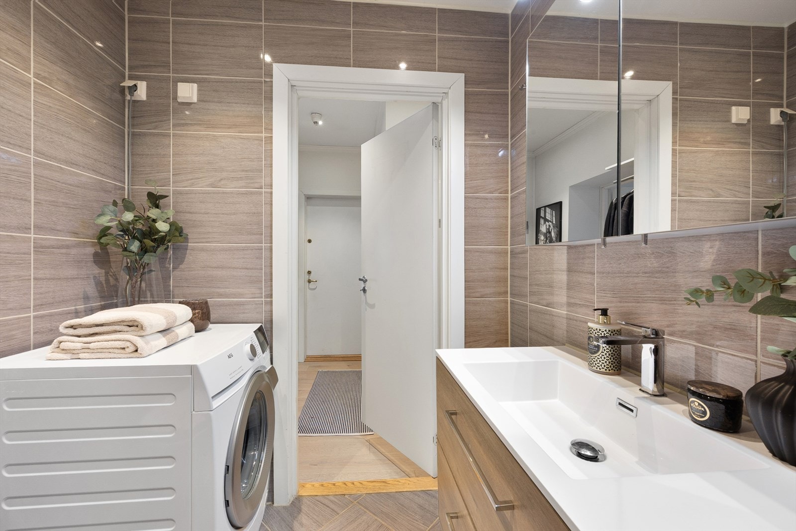 Badet er praktisk innredet med servantmøbel for oppbevaring. Galleribilde