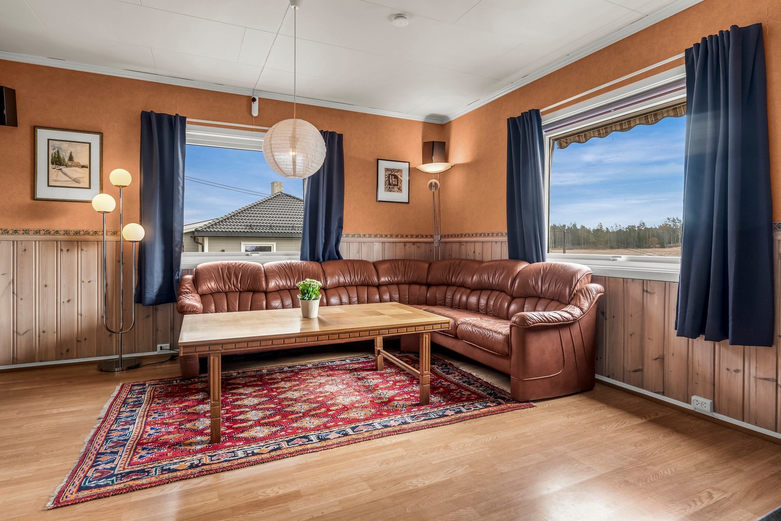 Romslig stue med store vinduer og godt lysinnslipp. Galleribilde