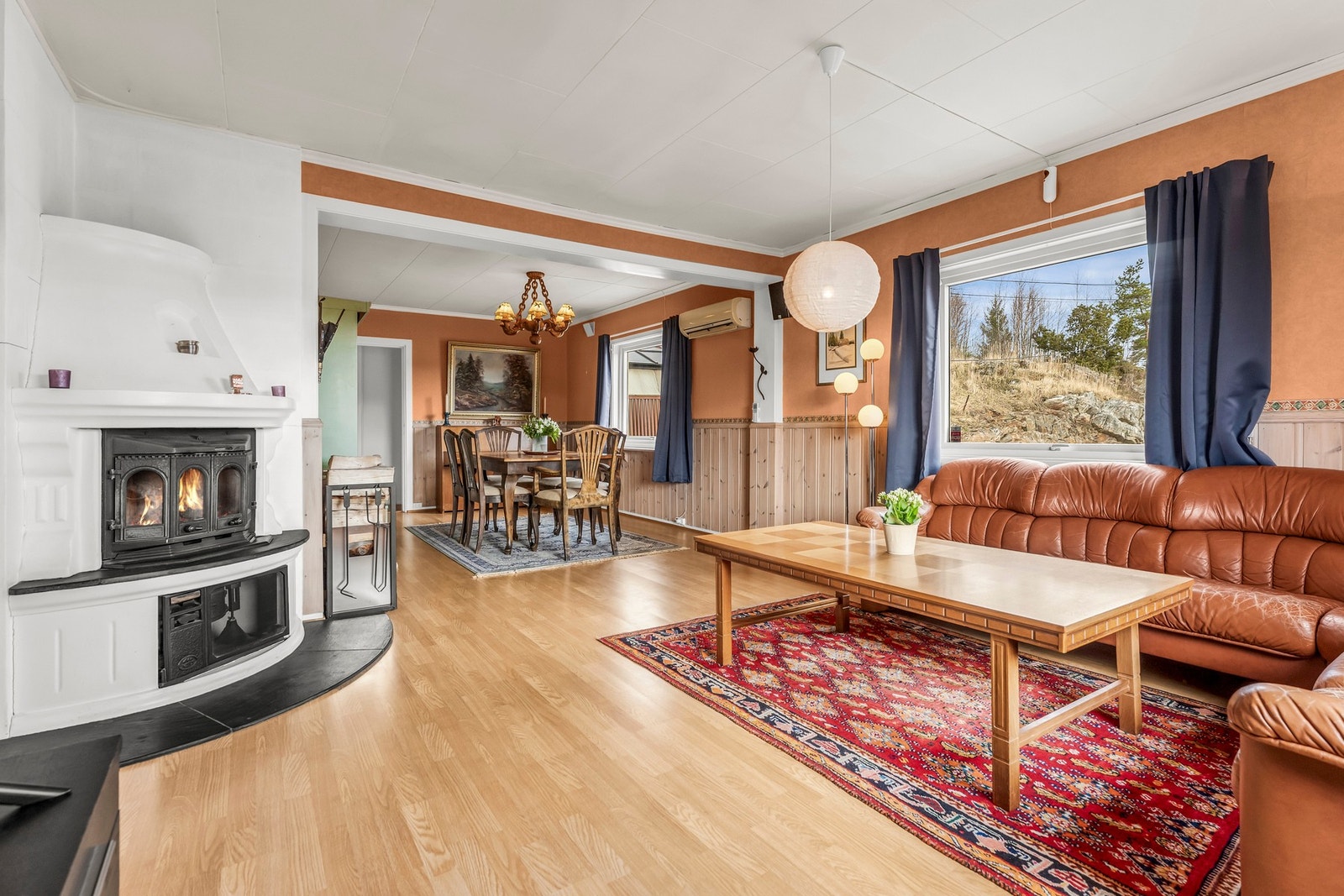 Romslig stue med peis og spiseplass. Store vinduer gir godt med dagslys. Galleribilde