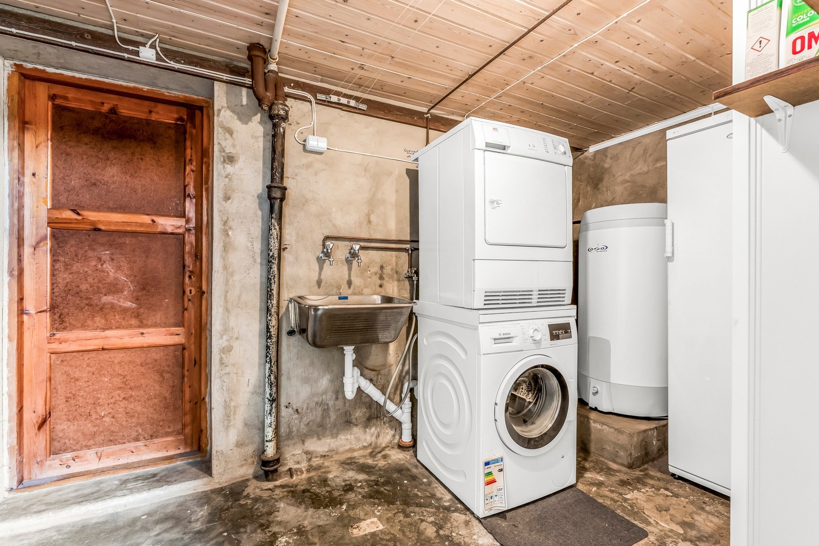 Vaskerom med vaskemaskin, tørketrommel, varmtvannsbereder og utslagsvask. Galleribilde