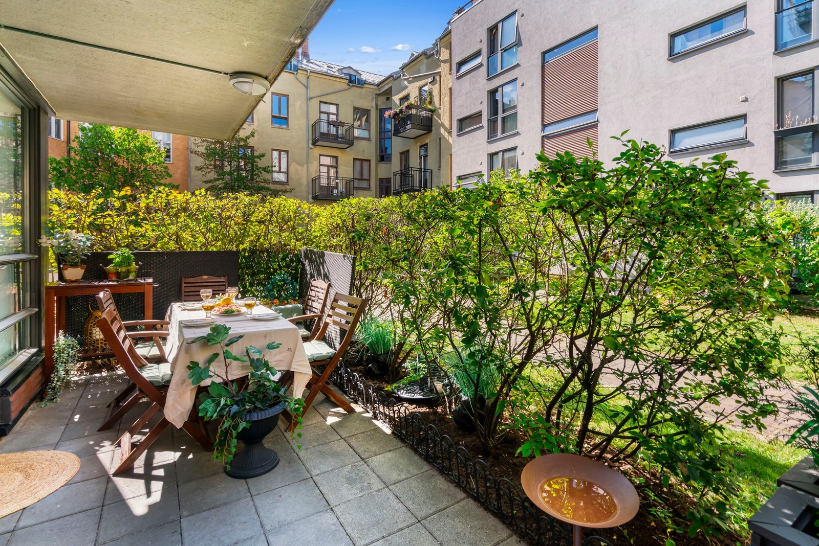 Stor, usjenert terrasse på hele 11 m². Terrassen vender mot vest og har sol fra morgen til ettermiddag. Galleribilde