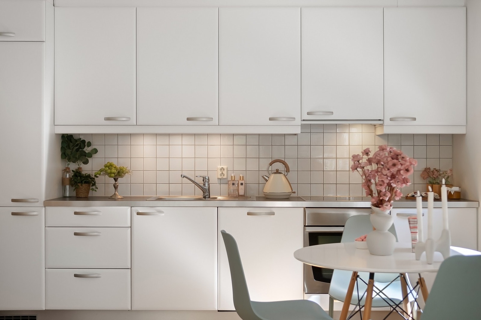 Integrerte hvitevarer som platetopp, stekeovn, oppvaskmaskin og kjøle/fryseskap fra 2019. Ventilator er tilknyttet mekanisk avtrekk. Galleribilde