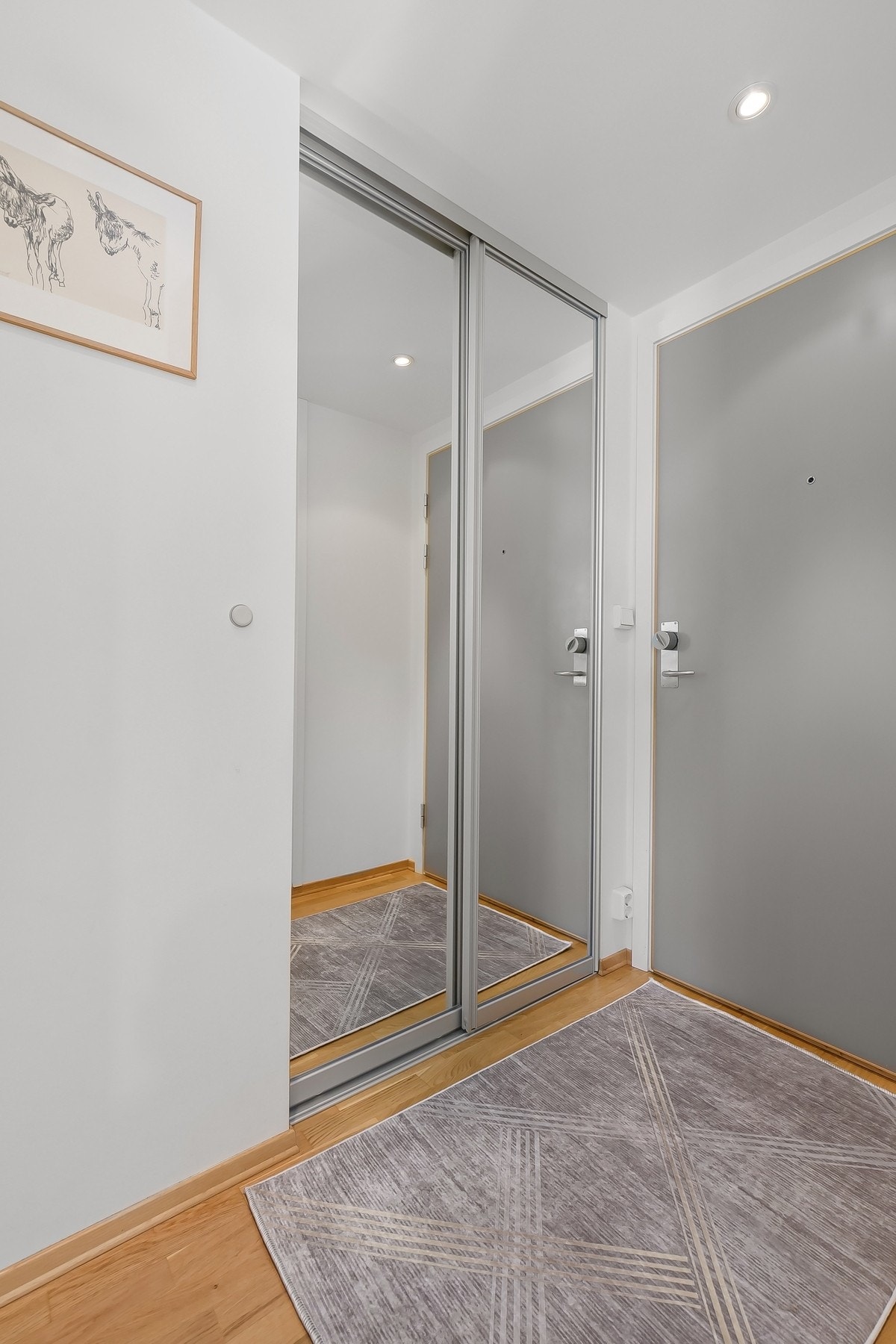 Godt med oppbevaring også i entréen. Det medfølger en bod i kjeller på ca. 8 m². Det elektriske anlegget ble kontrollert i 2021, uten anmerkninger. Galleribilde