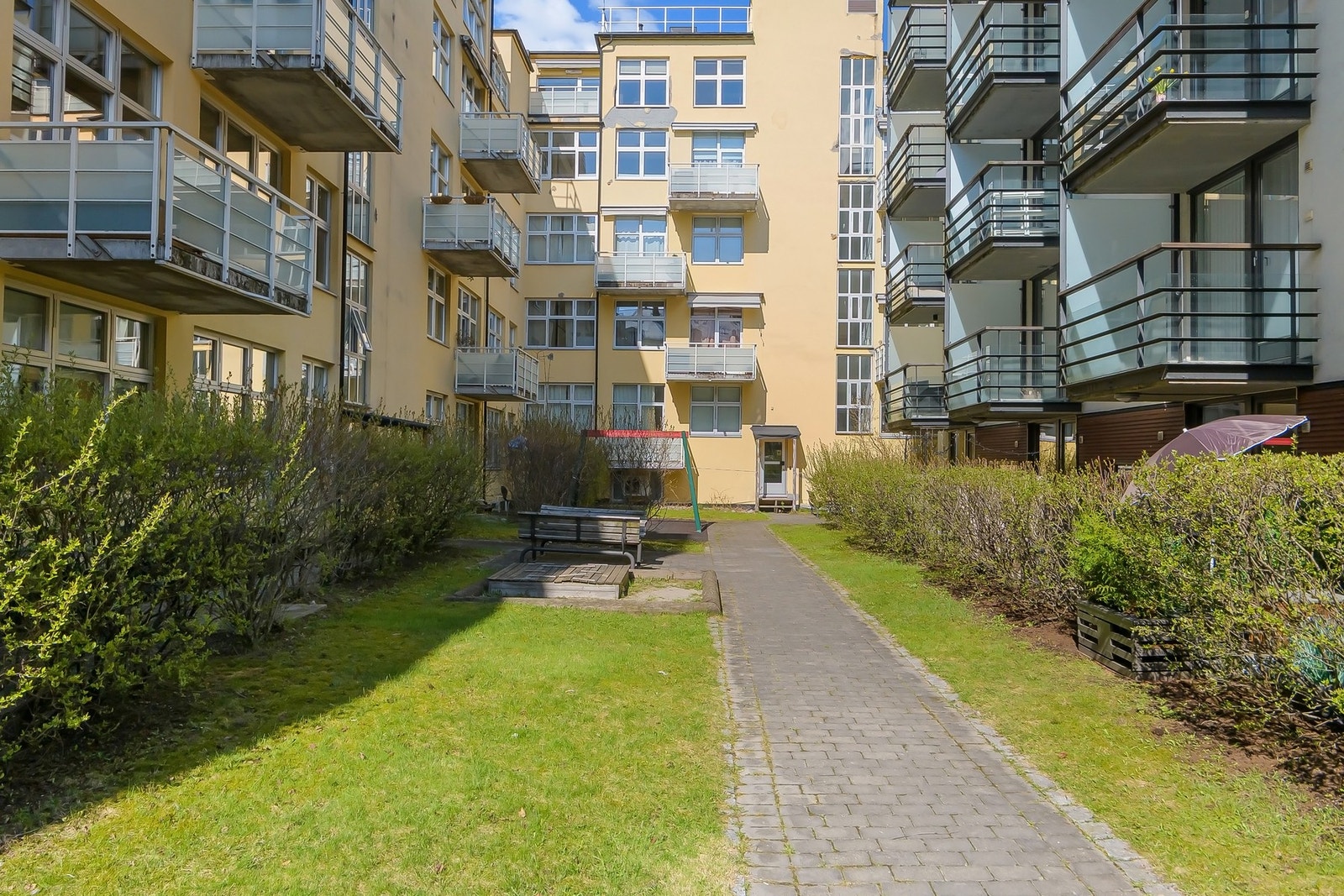Selgers ord: "Midt mellom alle bydeler så kan gå til hvor som helst. Også enkelt med buss / trikk i nærheten. Hyggelige naboer, trenger jeg hjelp til å flytte et bord banker jeg på til en nabo og alltid hjelp å få." Galleribilde
