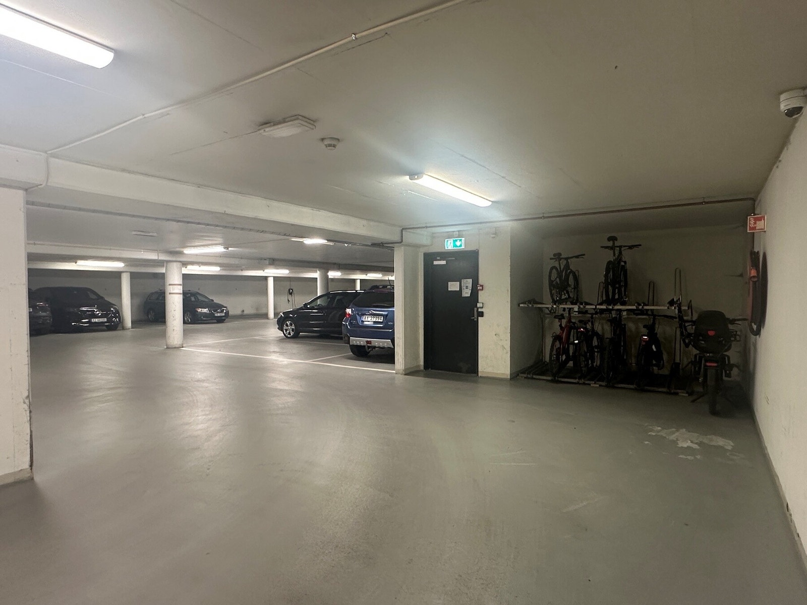 Sporadiske muligheter for leie og kjøp av parkeringsplasser i garasjeanlegget. Selger leier i dag en plass for kr. 2.000 per måned. Galleribilde
