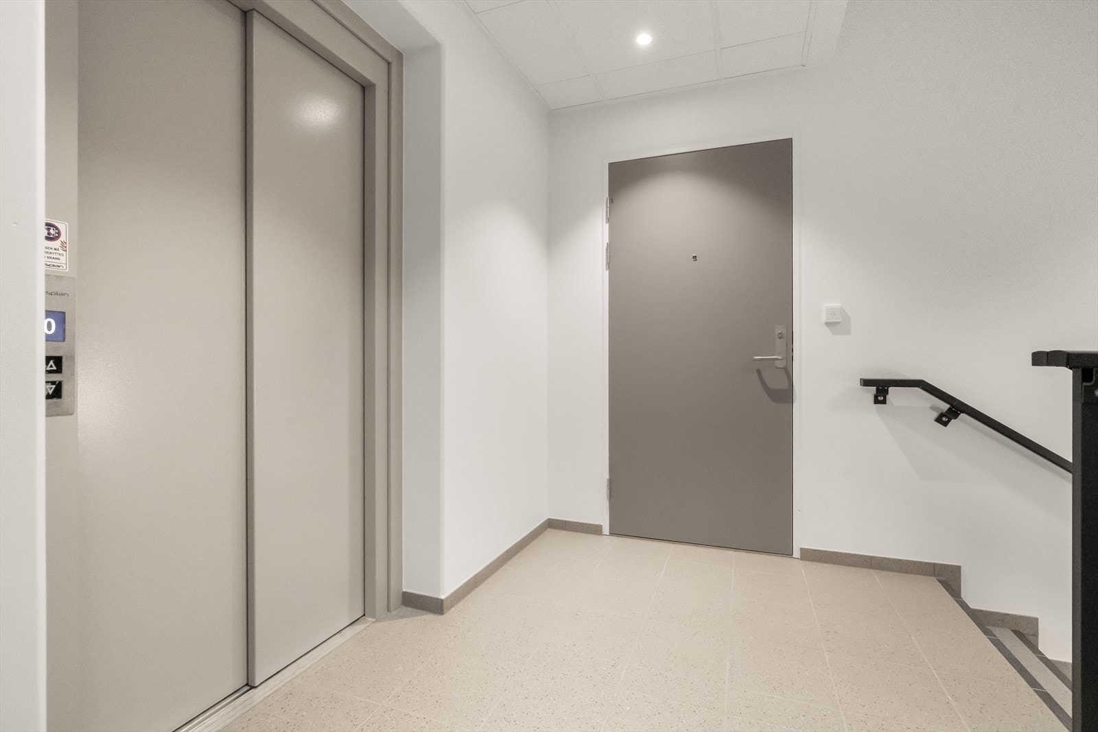 Heis frå garasjen eller inngang på første plan Galleribilde