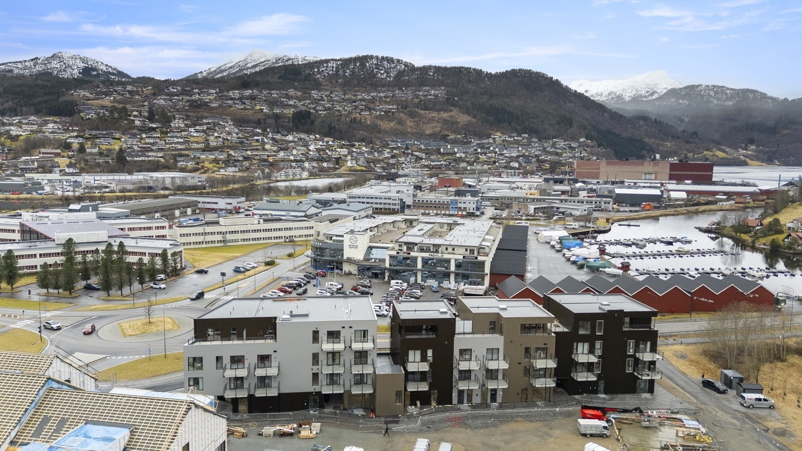 Austsida av blokka, her får du utsikt mot gardsplassen og kan ta morgonkaffien Galleribilde