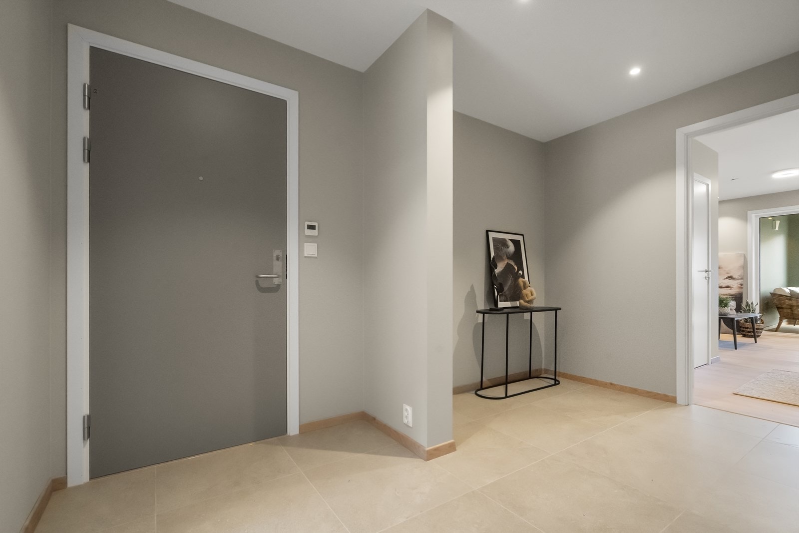 Velkommen inn ! romsleg entre med god plass til garderobe Galleribilde
