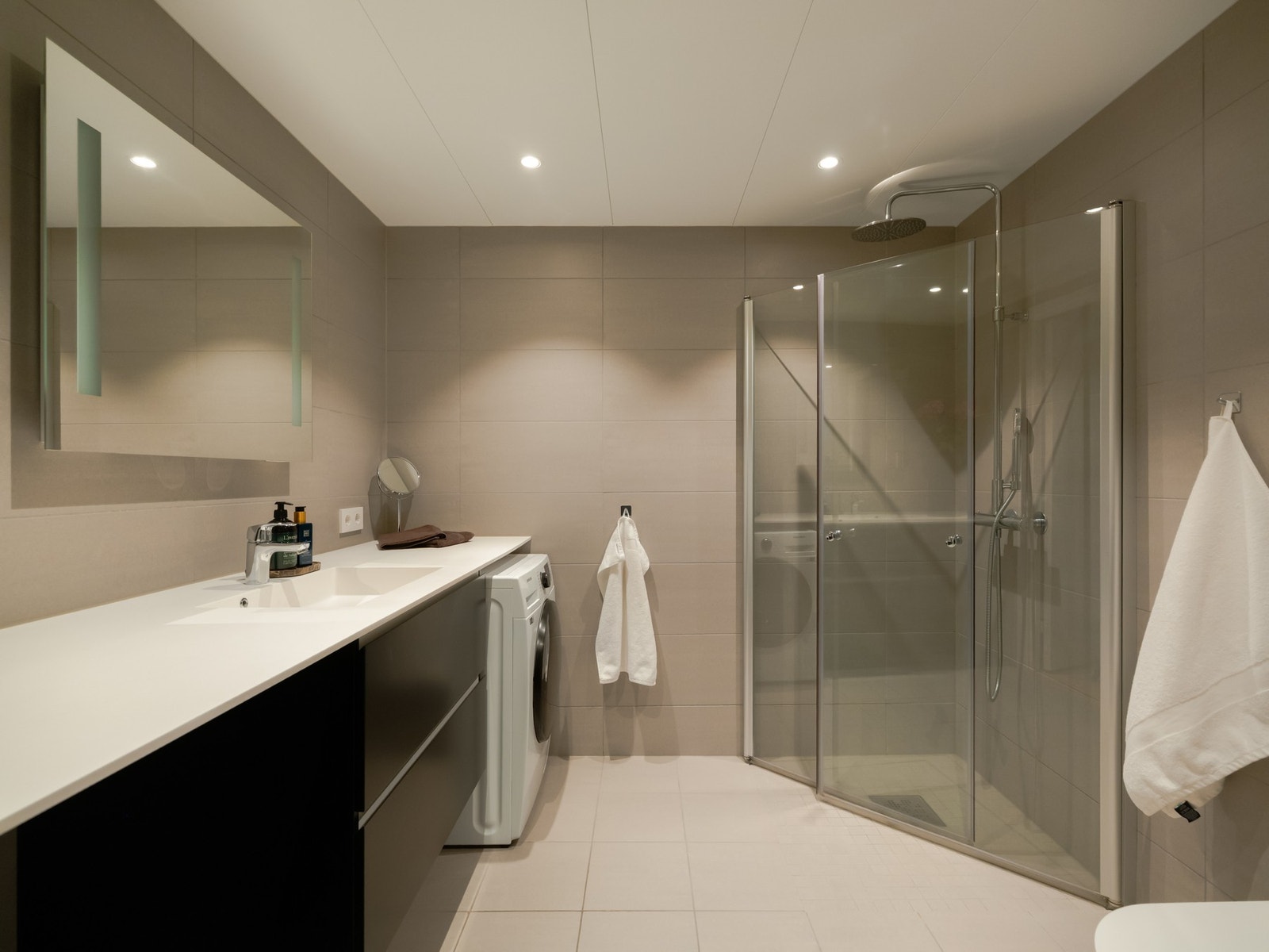 Fra entreen finner vi det fine badet, som i likhet med bygget var nytt i 2023. Galleribilde