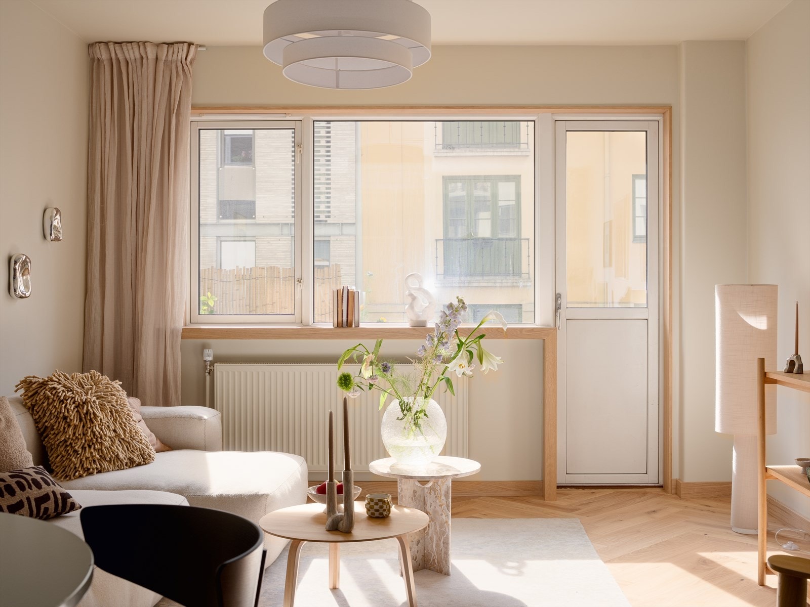 Her er det god plass til en romslig sofaseksjon med tilhørende møblement, samt spisebord - perfekt for hyggelige sammenkomster. Galleribilde