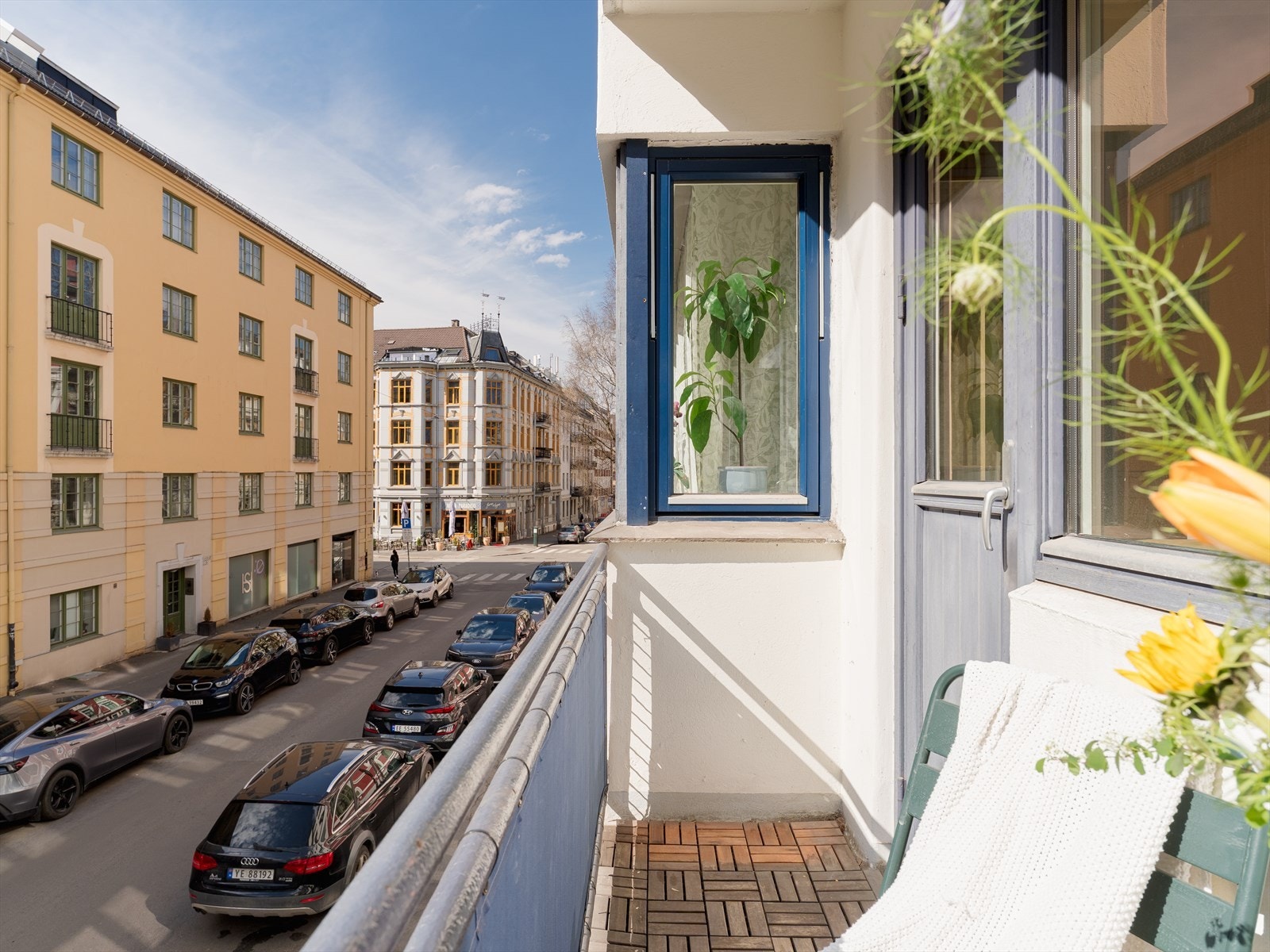 Balkongen er omtrent vestvendt og har gode solforhold. Den har plass til en mindre sittegruppe og beplantning. Galleribilde