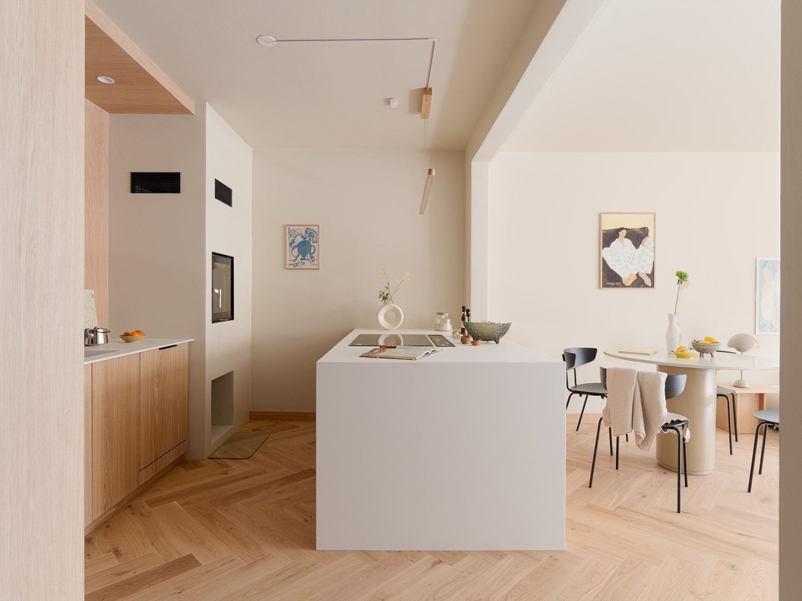Kjøkkenet har glatte fronter og benkeplate i Corian med integrert oppvaskkum og ettgreps, svingbart blandebatteri. Galleribilde