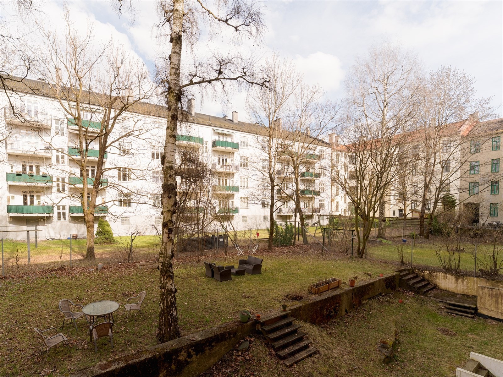 Flott felles bakgård med sittegrupper, perfekt for varme sommerdager. Galleribilde
