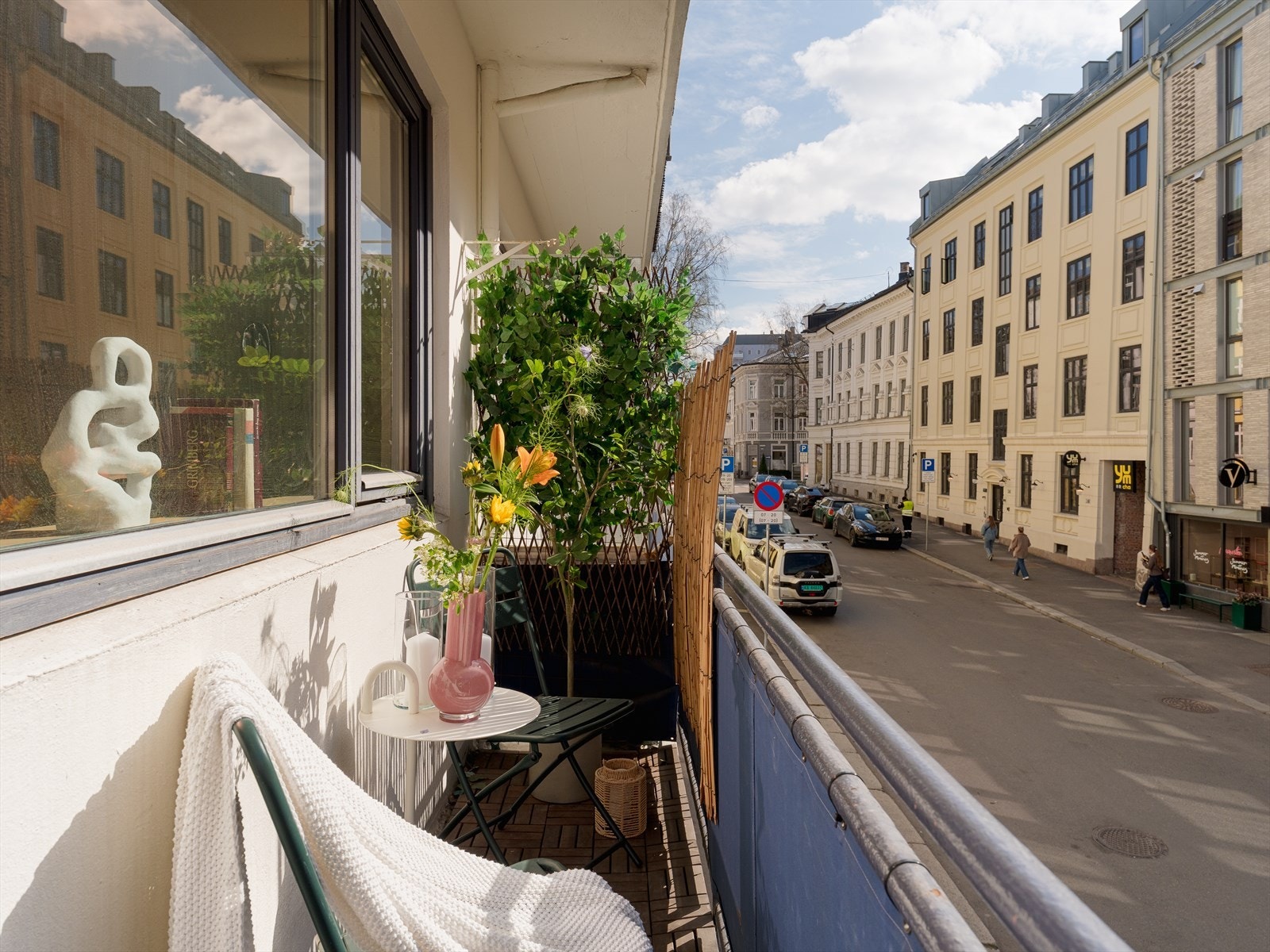 Fra stuen er det utgang til balkong, noe som ytterligere forsterker romfølelsen. Galleribilde