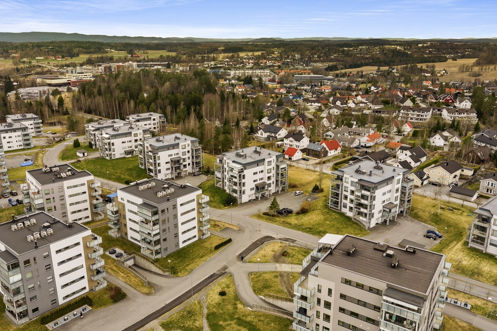 Eiendommen ligger i et område med en blanding av nyere blokkbebyggelse og etablerte eneboliger. Galleribilde
