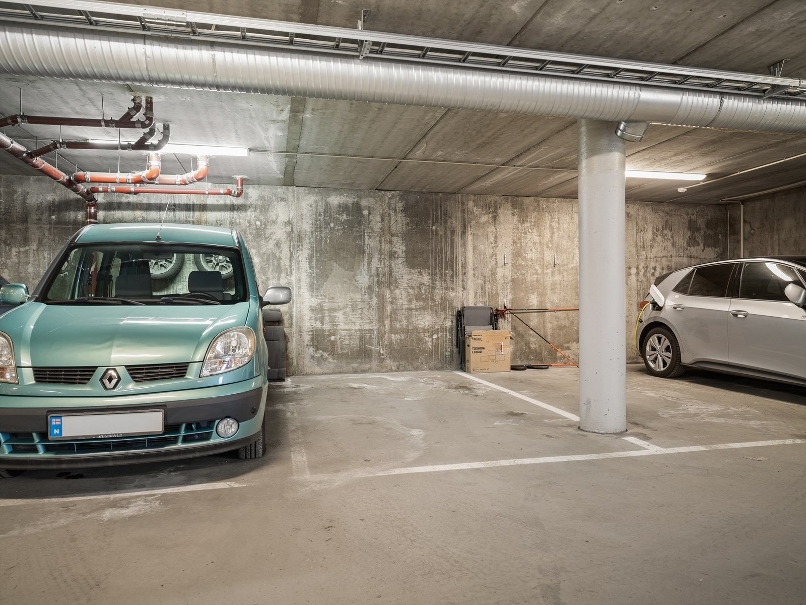 Det medfølger én garasjeplass i felles, lukket anlegg, samt en ekstern bod på 5 m². Galleribilde