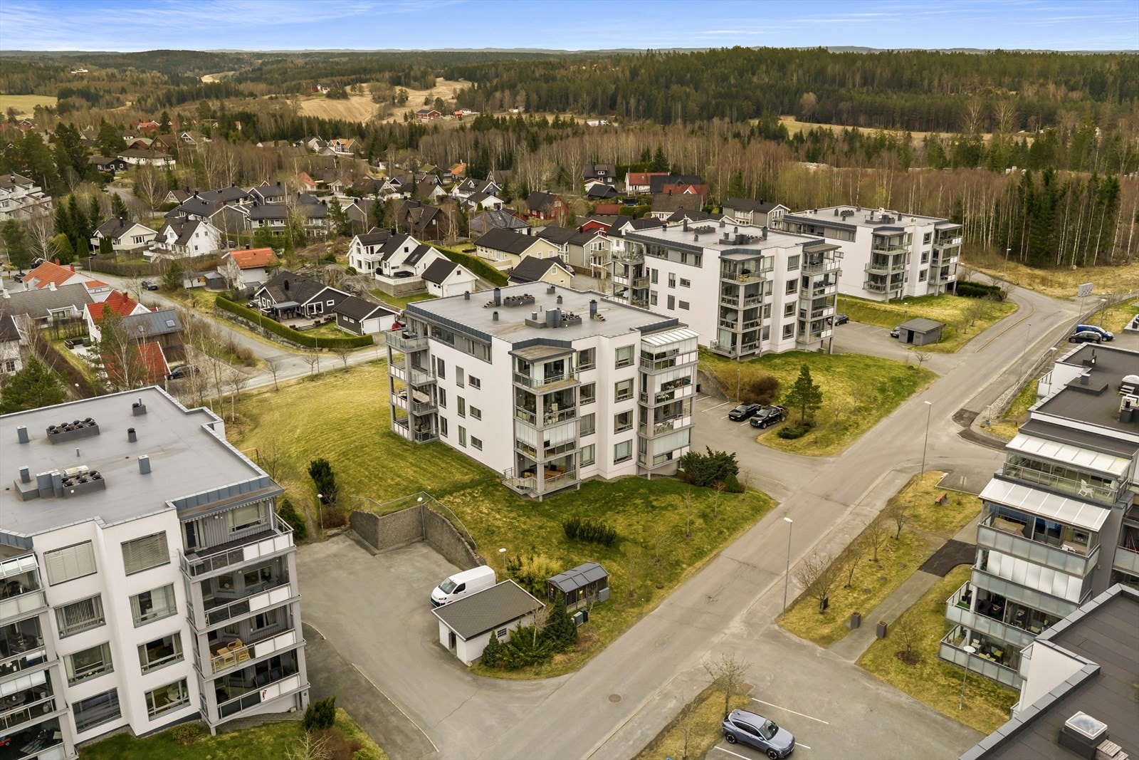 Både Vestby skole (1-7 kl.) og Vestby ungdomsskole (8-10 kl.) ligger under ti minutters gange unna. Galleribilde