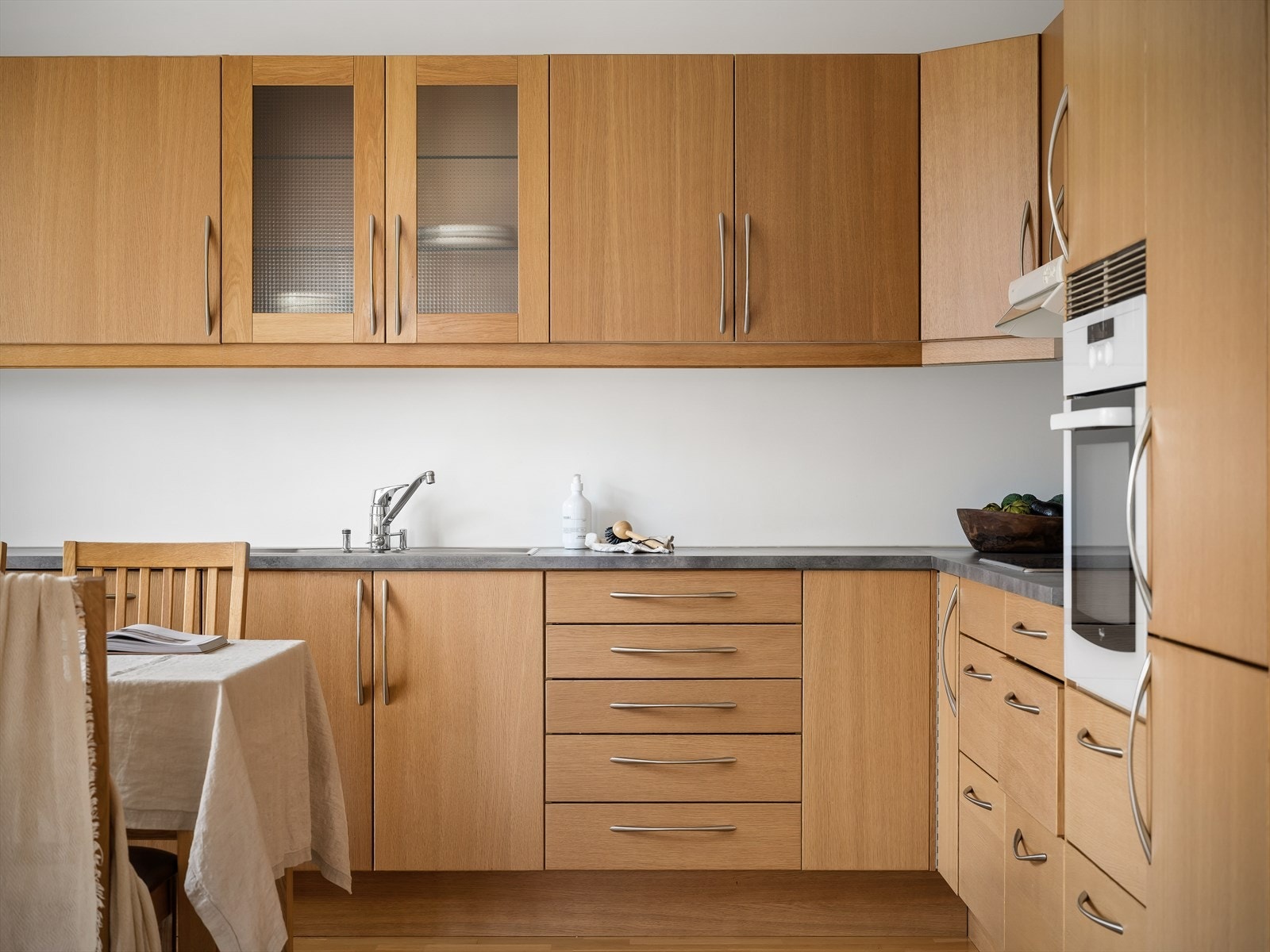 Godt med lagringsplass i over- og underskap, med enkelte fronter i glass. Galleribilde