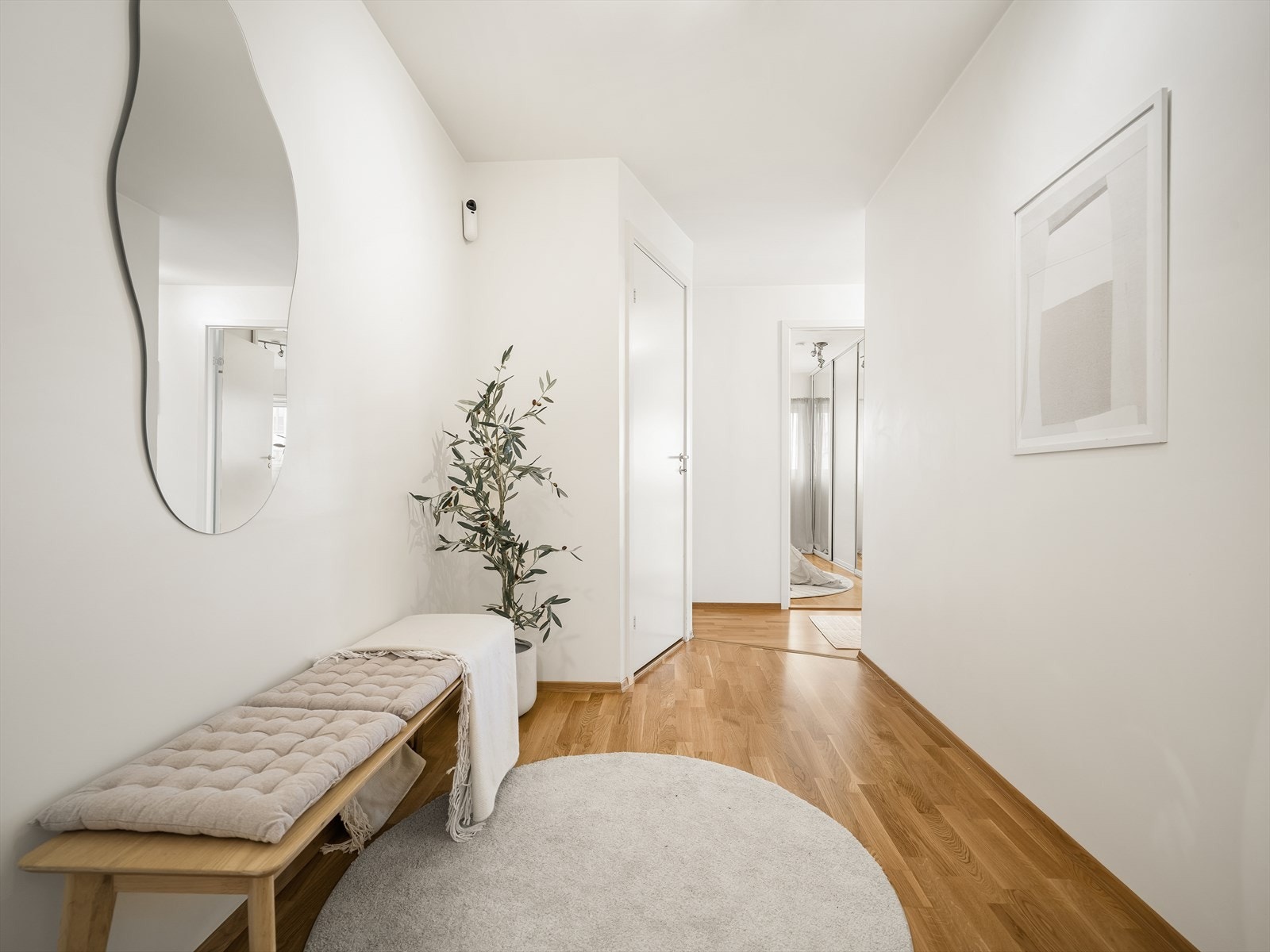 Entréen ønsker velkommen inn og har tilgang til en av leilighetens to praktiske, interne boder. Galleribilde