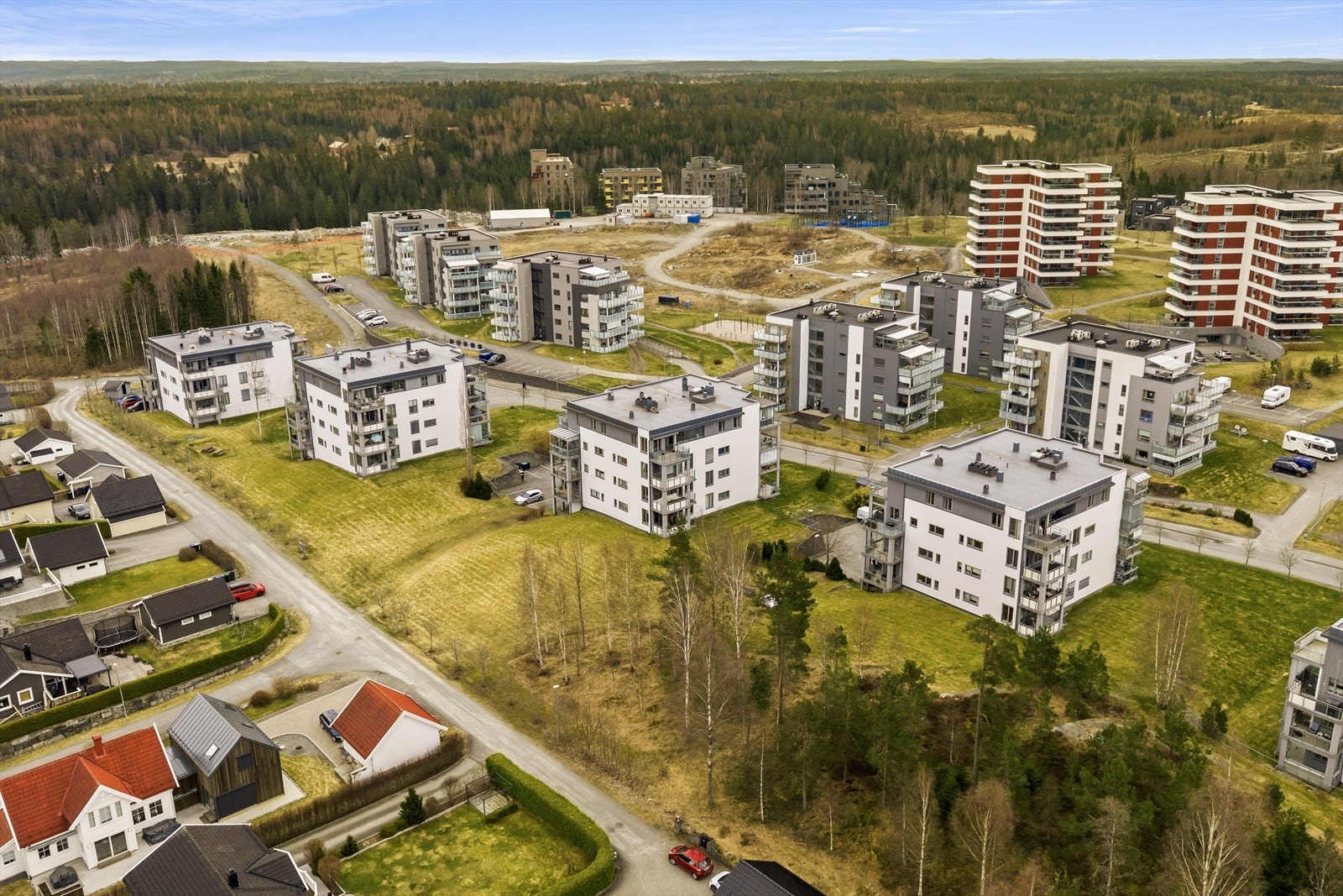 Området byr også på flotte rekreasjonsmuligheter ved sjøen, med badeplasser som Hvitstenstranda og kystkulturen i Son. Galleribilde