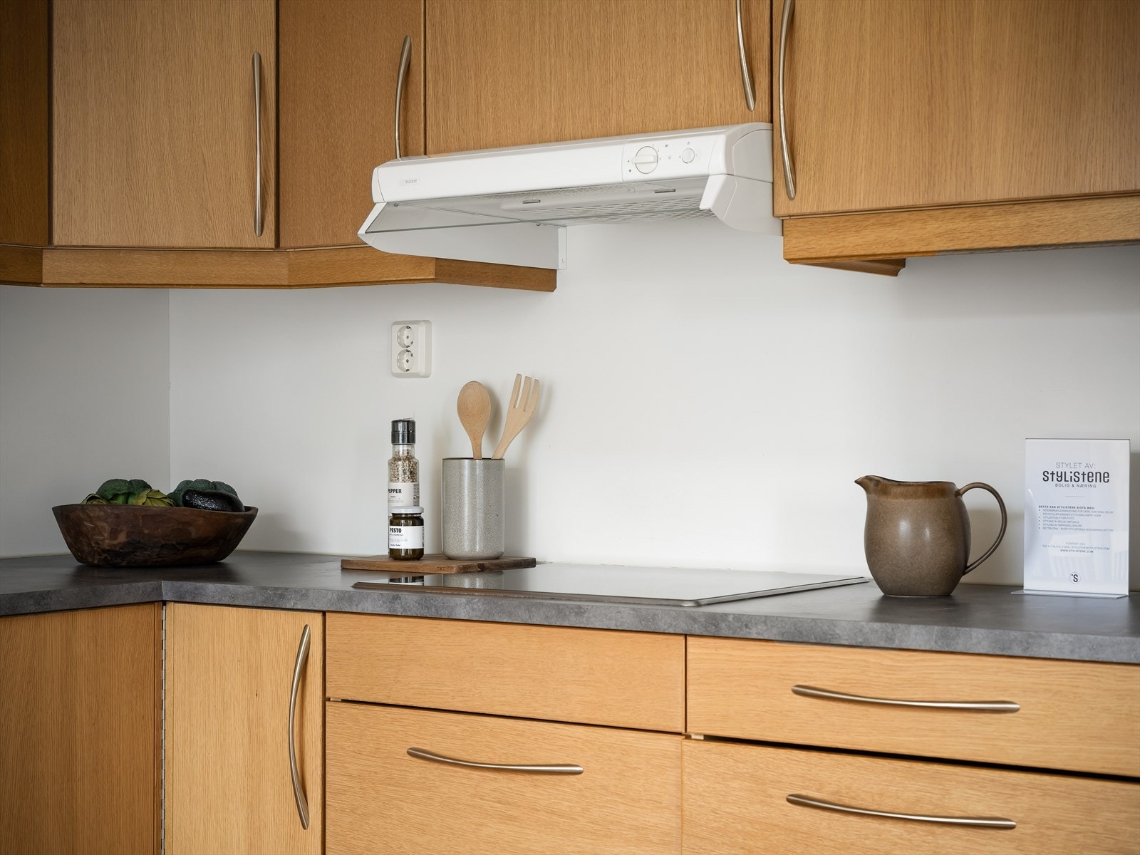 Kjøkkenet er utstyrt med platetopp og komfyr, samt ventilator med avtrekk ut. Galleribilde