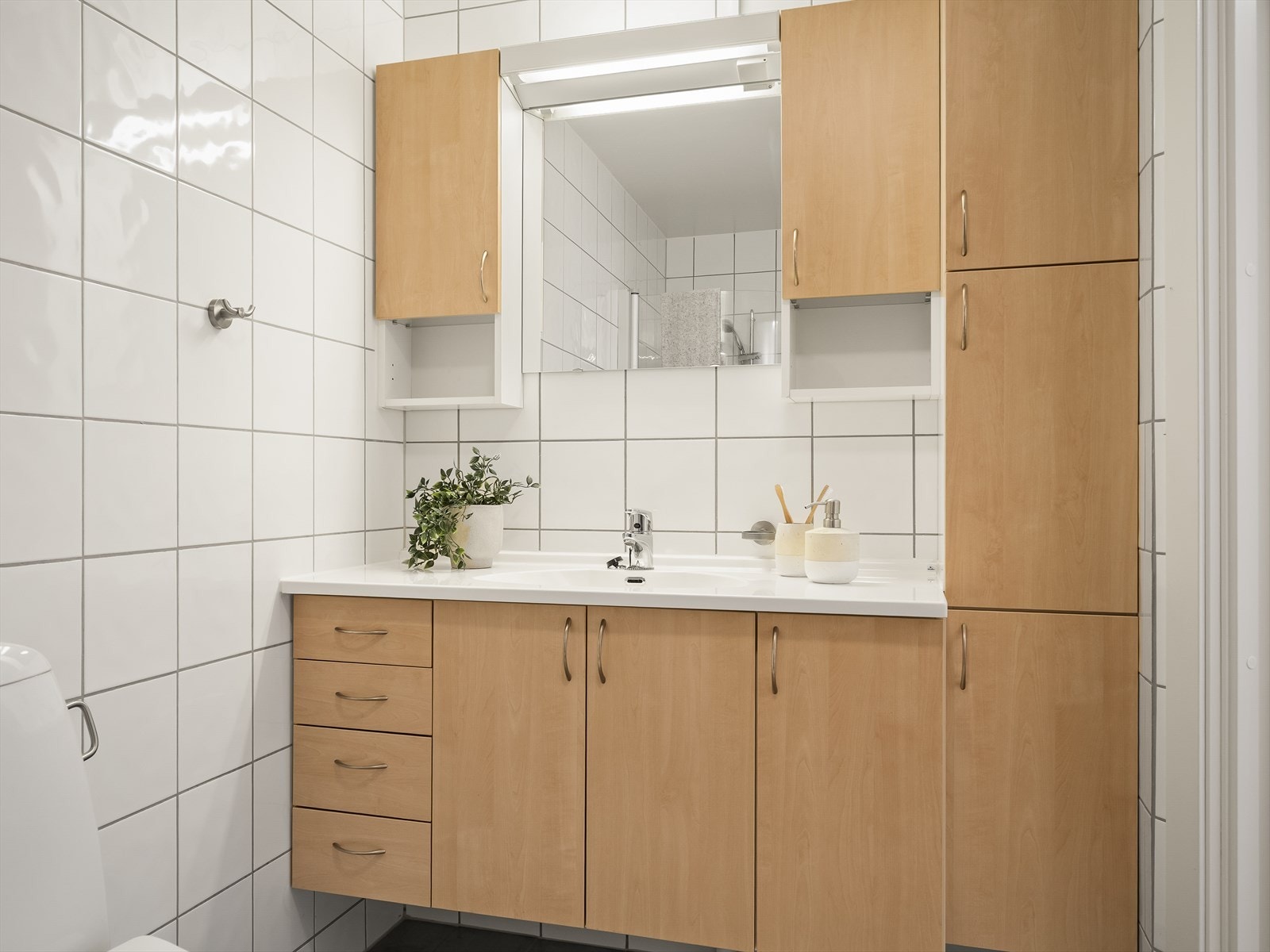Badet har innredning med nedfelt servant, godt med skapplass og opplegg for vaskemaskin. Galleribilde