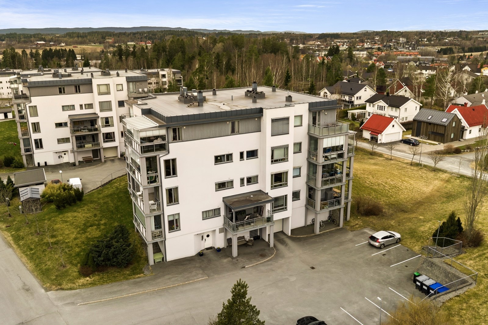 Bygningen er oppført i betongkonstruksjon i 2007 og er tilknyttet kommunalt vann og avløp. Galleribilde