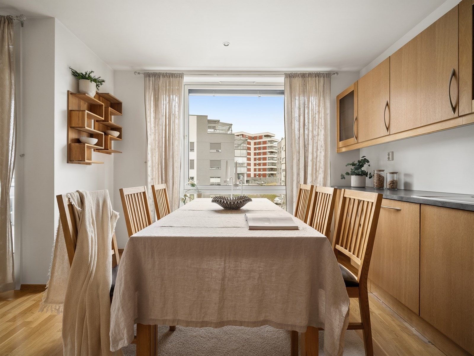 Kjøkkeninnredning med laminert benkeplate og godt med skap- og benkeplass. Galleribilde