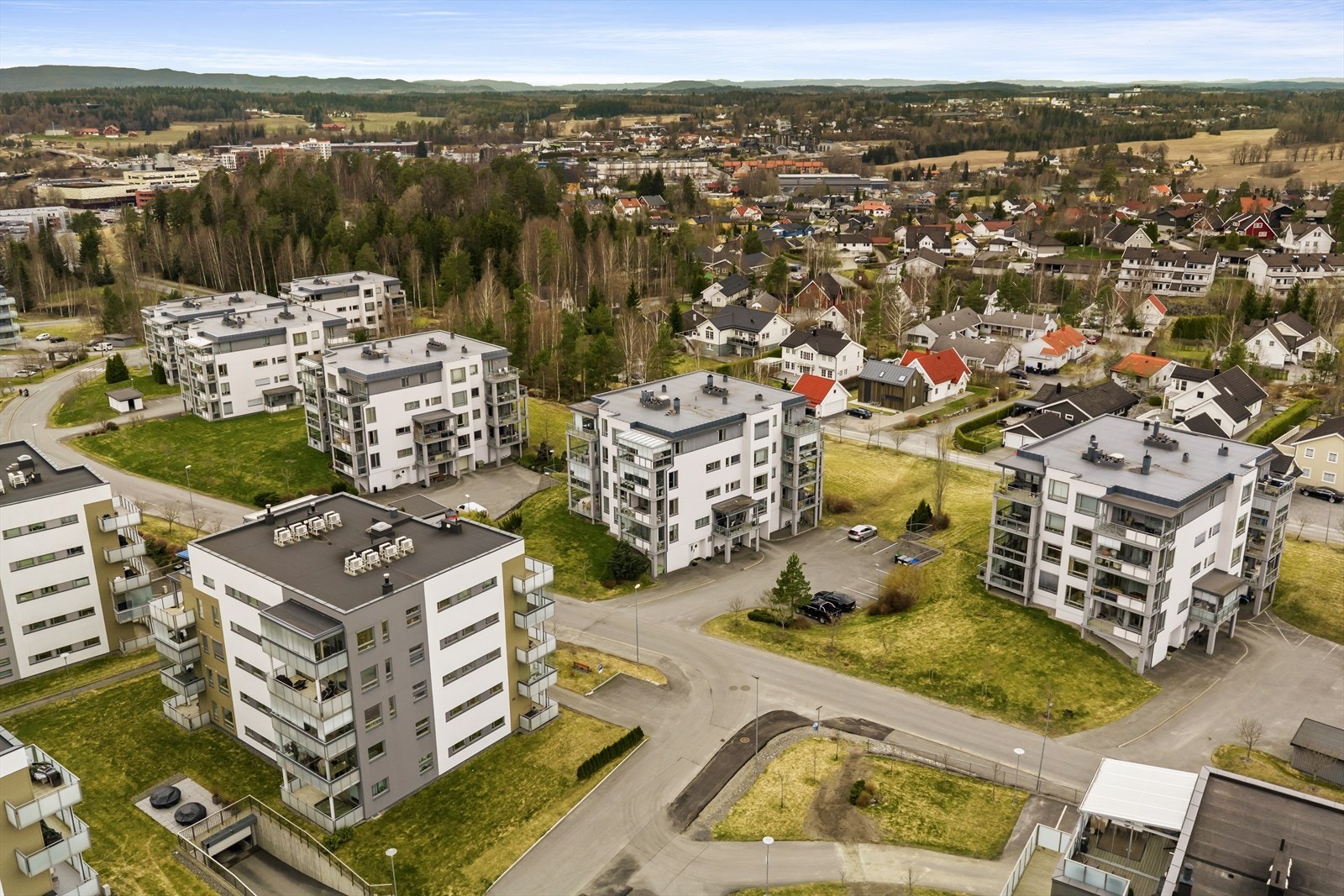 Vestby sentrum med butikker, tjenester og det nye Kulturkvartalet er en kort spasertur unna. Galleribilde