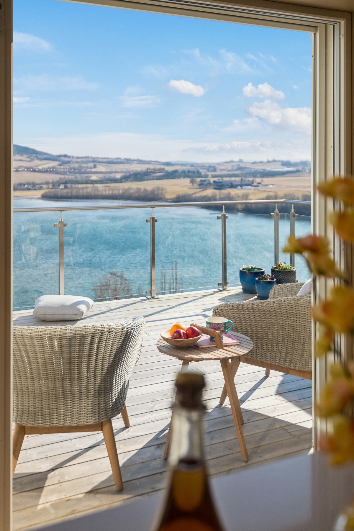 Utsikt. Romslig terrasse rett utenfor stue/kjøkken i 2. etasje. Fra verandaen i 2. etasje har man trapp opp til en stor terrasse med koselig utebelysning Galleribilde